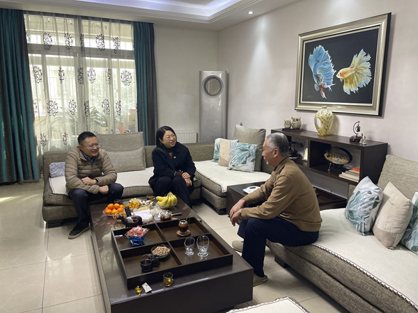 非凡国际集团等三家公司工会探望慰问退休职工