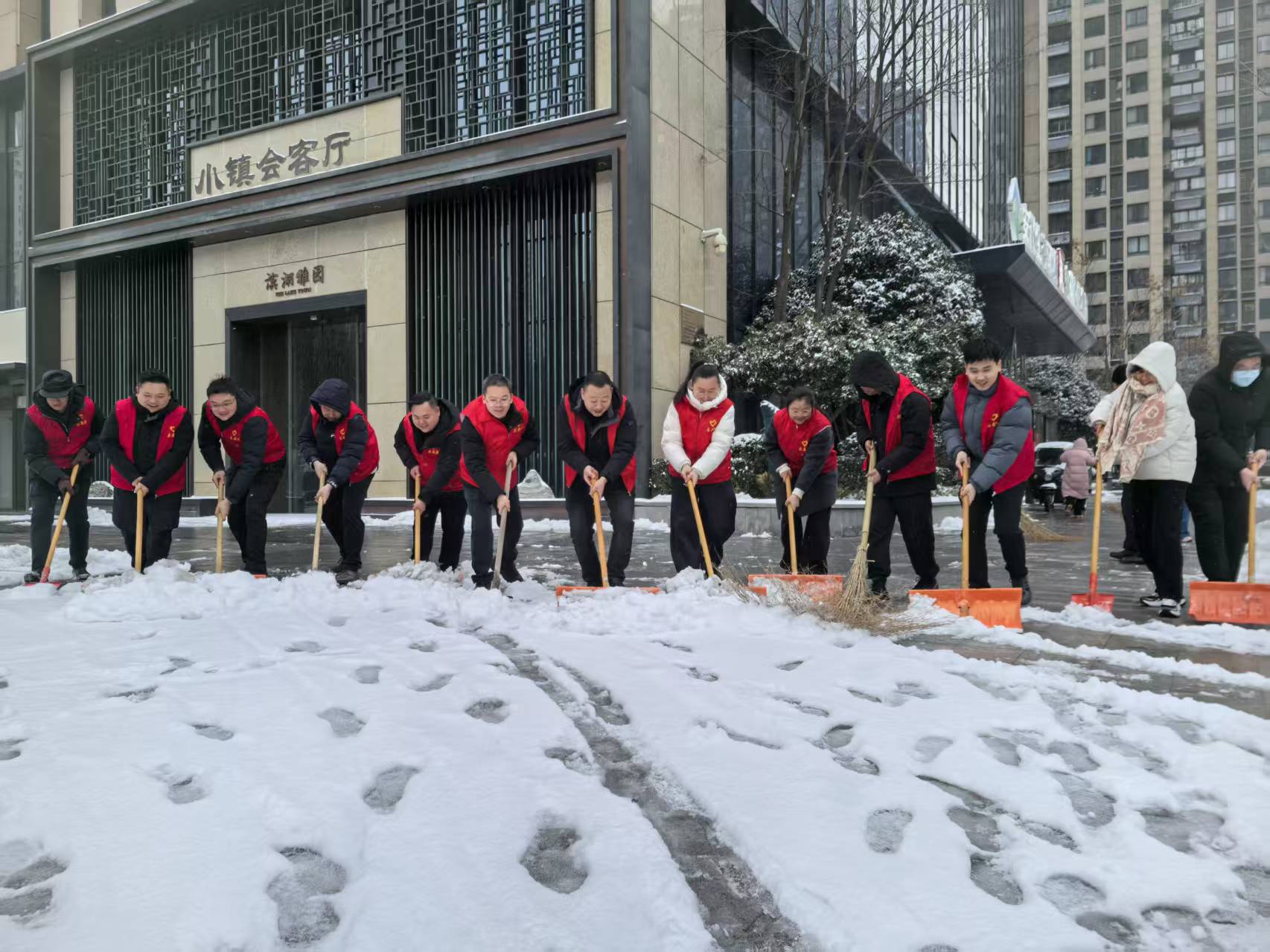 党建引领齐行动 扫雪除冰护通顺——非凡国际集团等三家公司全力保险雪后出行安全