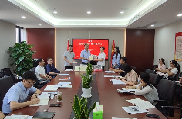 党课铭初心，赠书推进建——徽盐地产集团机关第二党支部推动党史进建教育再升温